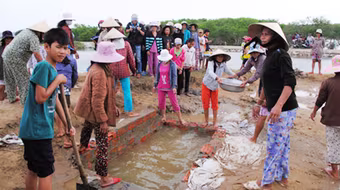 Rùa vàng “trấn yểm long mạch”, hàng trăm người dân phá lăng mộ?