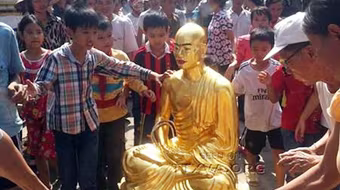 Hàng loạt hành động ngược đời của sư thầy ném tượng cổ xuống sông