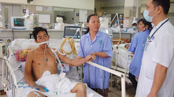 Kiệt quệ vì chữa rắn cắn