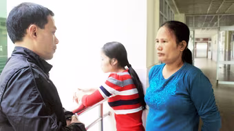 Nỗi đau chất chồng của bà mẹ có 2 con bị tạt axit