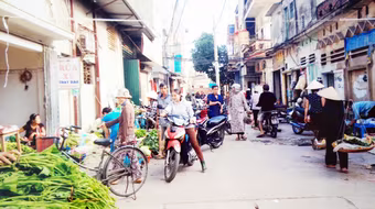 Chợ cóc “bao vây” chợ chính