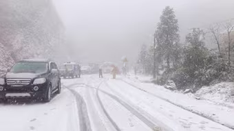 Tuyết rơi trắng xóa Sa Pa gây tắc nghẽn giao thông nhiều giờ