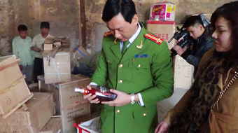 Đồng loạt kiểm tra 3 ô tô nhồi hàng tấn ô mai, rượu nhập lậu