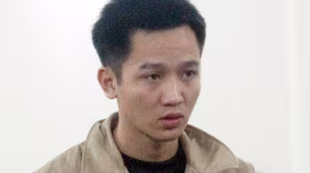 Bị hại bật khóc khi ôm… bị cáo 