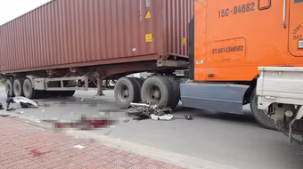 Xe container “đè bẹp” xe Dream