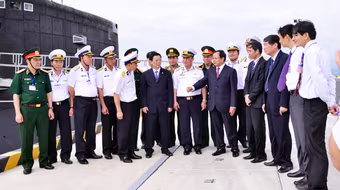 Bí thư Thành ủy Phạm Quang Nghị thăm tàu ngầm Hà Nội