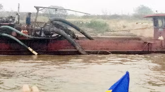 Bắt quả tang cát tặc sát cầu Nhật Tân