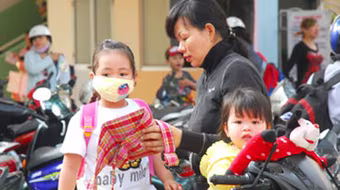 Méo mặt trông con nghỉ Tết