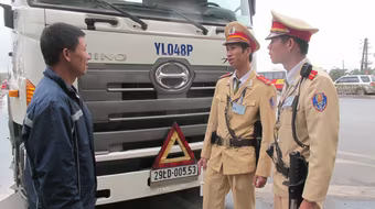 Rượt đuổi xe... container gây tai nạn trên Quốc lộ 5