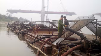 Bắt tàu “cát tặc” sát cầu Nhật Tân