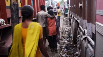 Những đứa trẻ sinh ra ở khu đèn đỏ