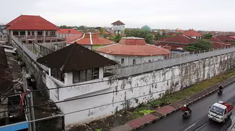 “Thiên đường sung sướng” trong nhà tù