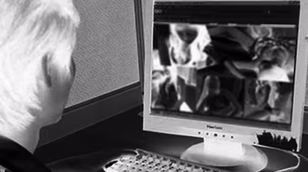 Tung ảnh nóng người tình vị thành niên lên mạng gạ khách làng chơi