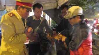 CSGT lại cứu người định tự tử trên cầu Chương Dương