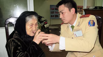 Kịp thời giúp đỡ cụ bà bị lạc 