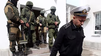 Căn cứ hải quân Ukraine tại Crimea bị chiếm giữ