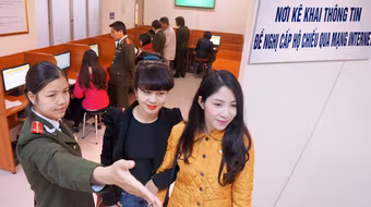 Đăng ký cấp hộ chiếu qua mạng Internet tại Công an Hà Nội: Người dân phấn khởi
