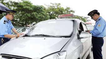 Taxi ngoại tỉnh ồ ạt đổ về Thủ đô