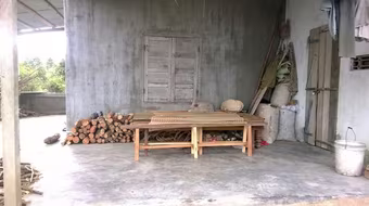 Nước mắt người mẹ nghèo đạp xe giữa đêm đi cứu con gái bị 4 gã trai làng làm nhục