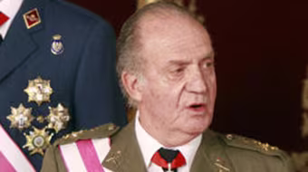 Nhà vua Tây Ban Nha thoái vị vì bê bối hoàng gia