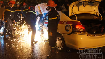 Mưa giông mạnh, nhiều cây đổ trong nội thành Hà Nội