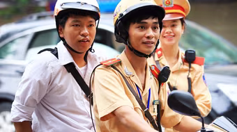 Chuyện về những ân nhân áo vàng