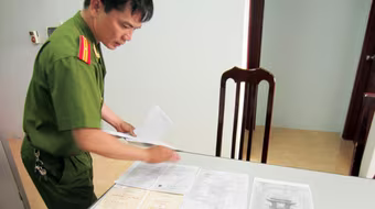 Cán bộ tuyển sinh... làm bằng giả