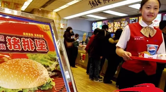 Dính bê bối thịt bẩn, chuỗi cửa hàng McDonald, KFC chao đảo