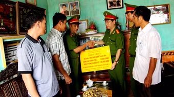 Xây dựng nhà tình nghĩa tặng gia đình liệt sỹ 