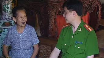 Thăm hỏi, tặng quà thân nhân liệt sỹ