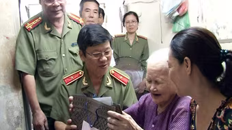 Thăm hỏi, tặng quà các gia đình thương binh, liệt sỹ