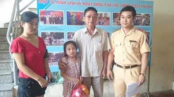 CSGT tìm gia đình cho cháu bé 7 tuổi bị lạc