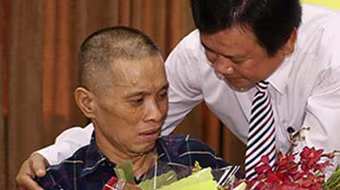 Trận đấu thắm đượm nghĩa tình