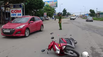 Đèn đỏ ngừng hoạt động, ô tô cán chết người