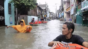 Manila tê liệt vì nước lụt