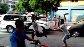 Đuổi chém nhân viên quản lý đô thị giữa phố