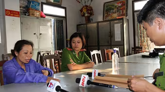 Nhét cả chai rượu vào miệng làm gãy 4 răng của cháu bé 2 tuổi