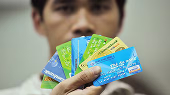 Mỗi thẻ ATM, ngân hàng siết 1,7 triệu tiền phí/năm