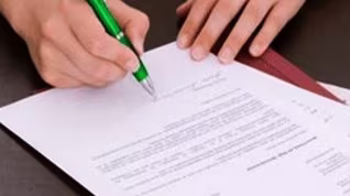 Sử dụng bằng đại học giả để xin việc có thể bị xử lý hình sự