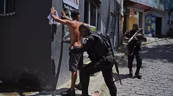 Các nhóm vũ trang tự phát lấn át tội phạm ma túy tại Rio de Janeiro 