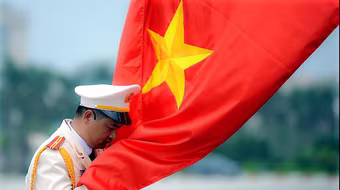 Lực lượng Công an nhân dân phải luôn đặt lợi ích quốc gia, dân tộc, trong đó có lợi ích quốc gia cốt lõi là mục tiêu tối thượng; đề cao trách nhiệm của người đứng đầu công an các đơn vị, địa phương về bảo vệ Tổ quốc trong tình hình mới; bảo vệ Tổ quốc bằng mọi giá