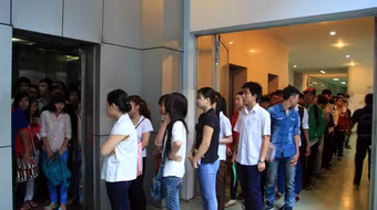 Đi thang máy cũng cần văn hóa