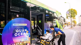 Người dân Thủ đô háo hức khám phá xe buýt không khói đầu tiên ở Việt Nam