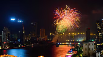 Khán giả không ngừng trầm trồ trước những màn pháo hoa ngoạn mục trong đêm khai mạc DIFF 2023