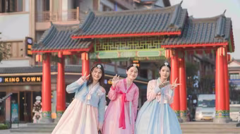 Chuyến du lịch ‘vòng quanh thế giới’ tại vũ trụ vui chơi - giải trí phía Đông Hà Nội