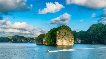 Đến Cát Bà mùa hè xem show Jetski bắn pháo hoa lớn nhất thế giới