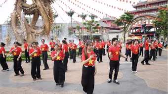 Du lịch miền Bắc ghi nhận lượng du khách lớn đổ về Hạ Long, Cát Bà, Sầm Sơn, Hà Nam dịp lễ 30/4