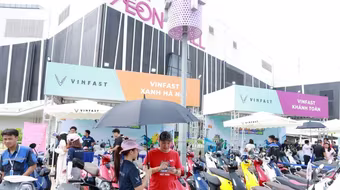 Sự kiện “Đổi xăng lấy điện” ngày càng nóng: Người dân Thủ đô nườm nượp xếp hàng thử xe và 'xuống tiền'