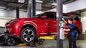 VinFast hỗ trợ khách hàng miền Bắc và miền Trung sửa chữa xe hư hỏng do mưa lũ