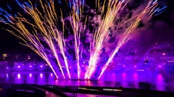 'Chưa từng thấy màn trình diễn pháo hoa nào đẹp hơn': Du khách quốc tế trầm trồ trước 'Bản giao hưởng đại dương' tại Phú Quốc